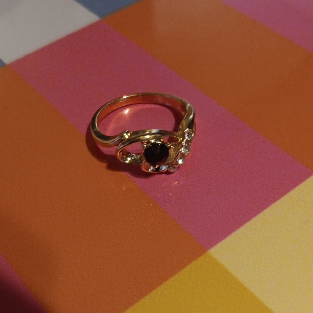 Elegant Gold and Black Stone Ring (A)